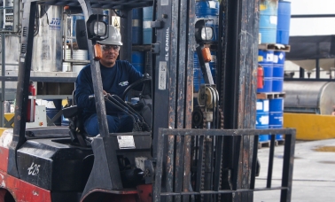 Hướng Dẫn Cách Sạc Bình Xe Nâng Điện An Toàn Không Chai Pin