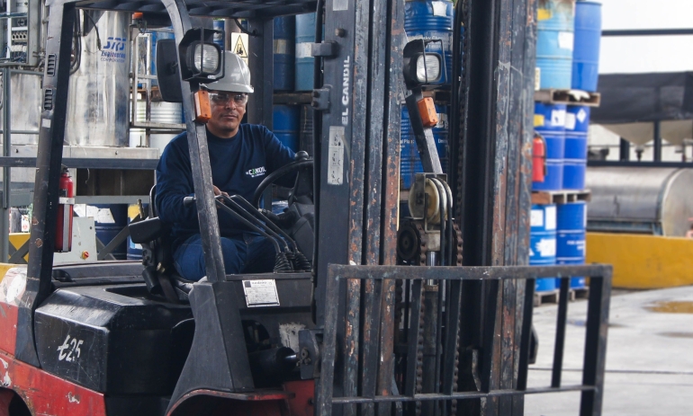 Hướng Dẫn Cách Sạc Bình Xe Nâng Điện An Toàn Không Chai Pin
