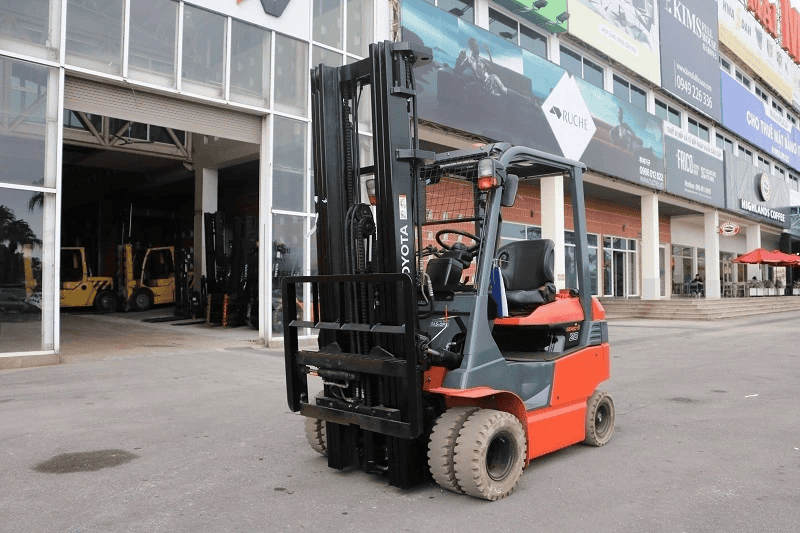 Xe nâng điện chui container